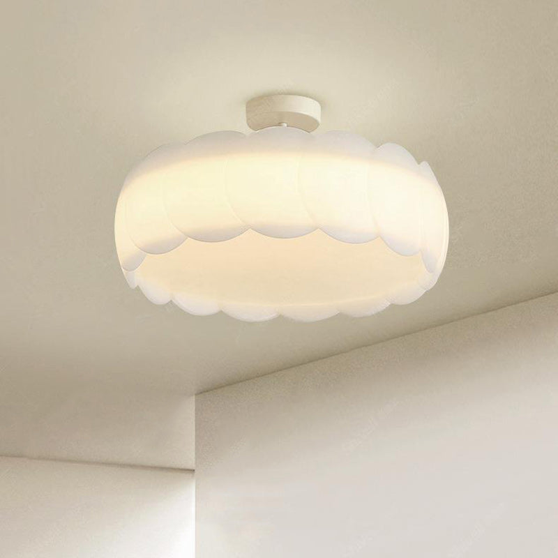 Zeitgenössische skandinavische cremefarbene runde Spitzen-Deckenleuchte mit PE-Hardware zur halbbündigen Montage für Schlafzimmer 