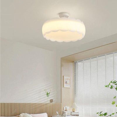 Zeitgenössische skandinavische cremefarbene runde Spitzen-Deckenleuchte mit PE-Hardware zur halbbündigen Montage für Schlafzimmer 