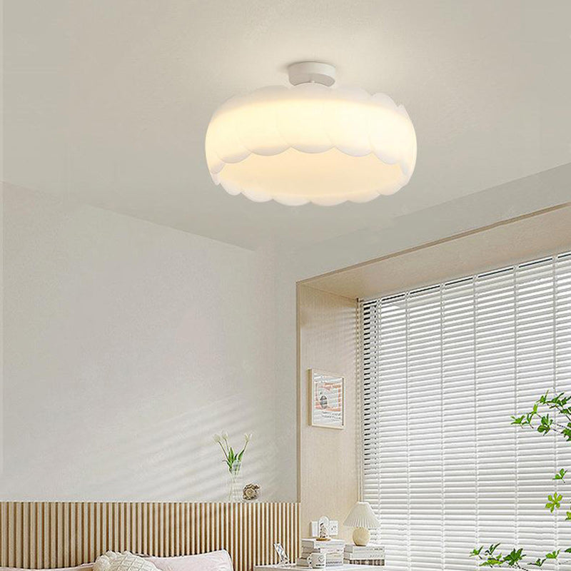 Zeitgenössische skandinavische cremefarbene runde Spitzen-Deckenleuchte mit PE-Hardware zur halbbündigen Montage für Schlafzimmer 