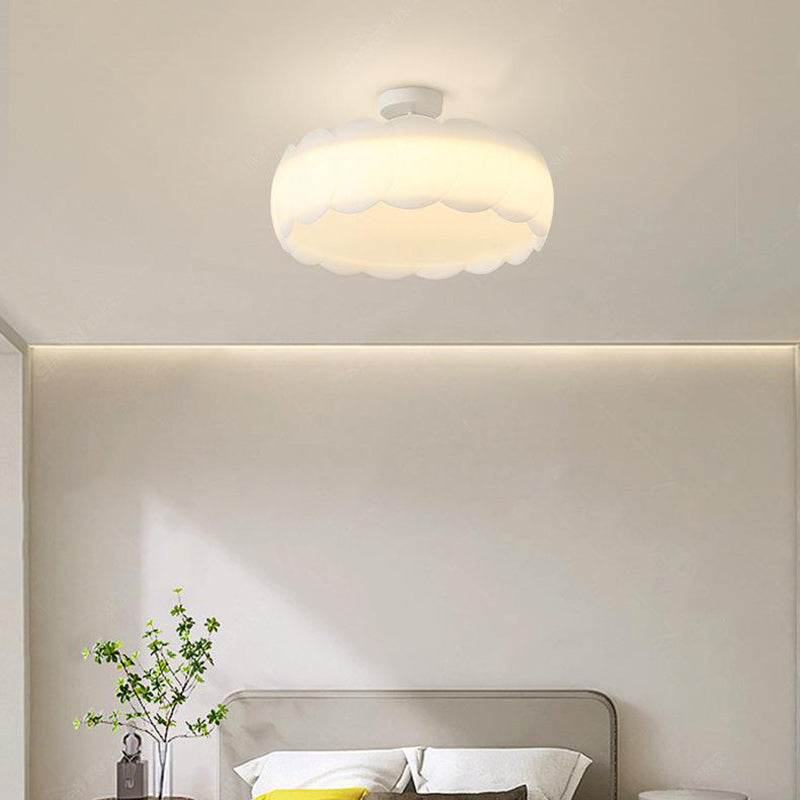 Zeitgenössische skandinavische cremefarbene runde Spitzen-Deckenleuchte mit PE-Hardware zur halbbündigen Montage für Schlafzimmer 