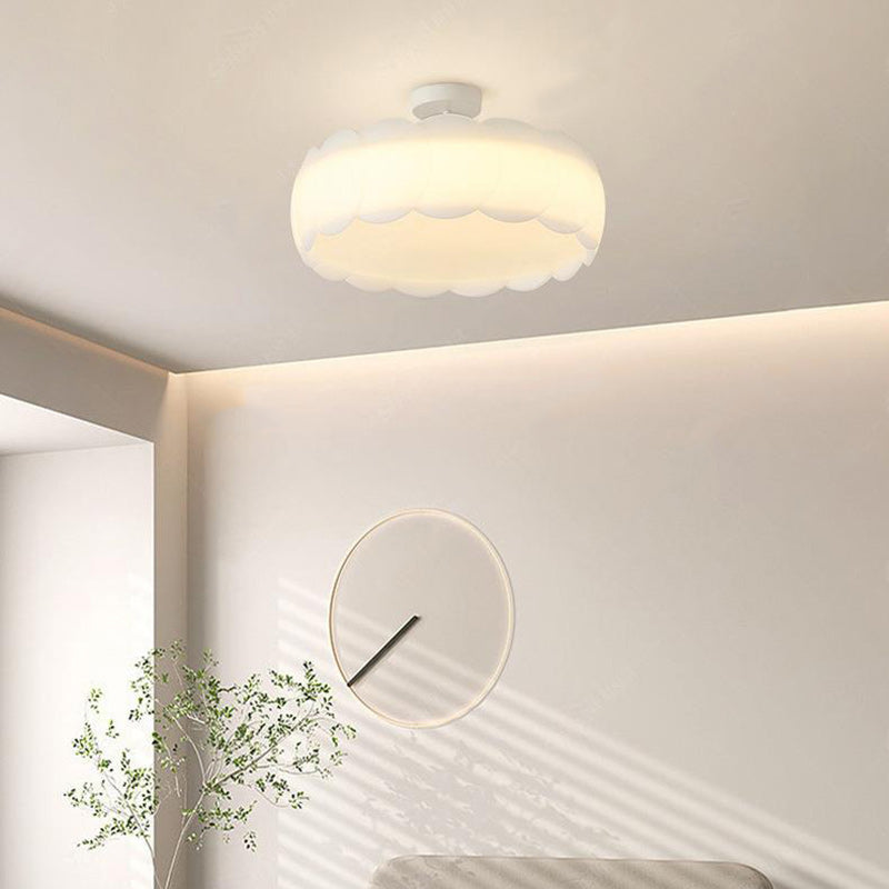 Zeitgenössische skandinavische cremefarbene runde Spitzen-Deckenleuchte mit PE-Hardware zur halbbündigen Montage für Schlafzimmer 