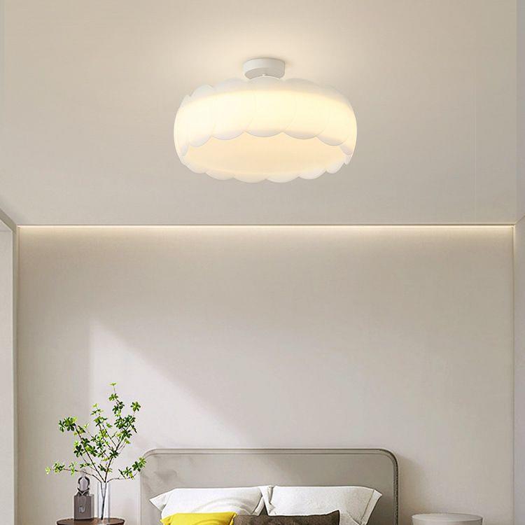 Zeitgenössische skandinavische cremefarbene runde Spitzen-Deckenleuchte mit PE-Hardware zur halbbündigen Montage für Schlafzimmer 