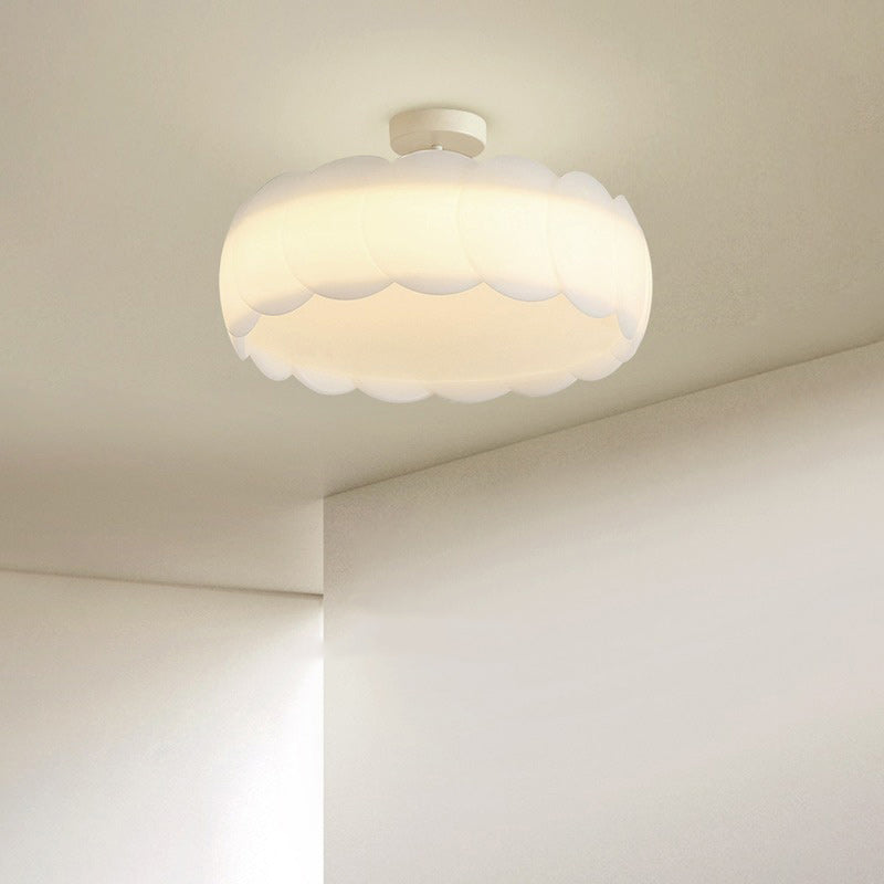 Zeitgenössische skandinavische cremefarbene runde Spitzen-Deckenleuchte mit PE-Hardware zur halbbündigen Montage für Schlafzimmer 