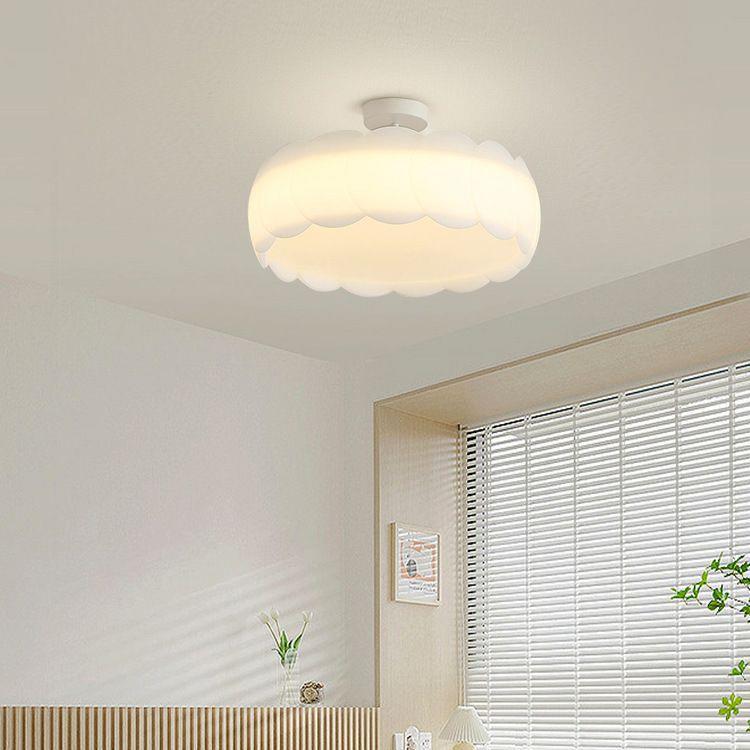 Zeitgenössische skandinavische cremefarbene runde Spitzen-Deckenleuchte mit PE-Hardware zur halbbündigen Montage für Schlafzimmer 
