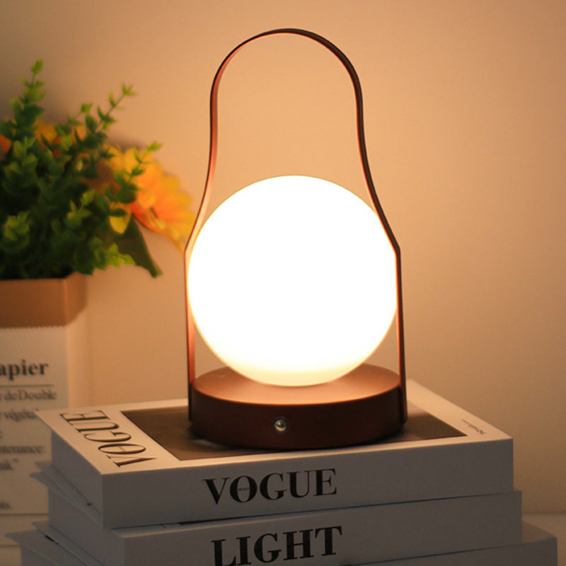 Lampe de table LED en acrylique et fer de forme ronde avec base ronde et motif de montagne pour chambre à coucher 
