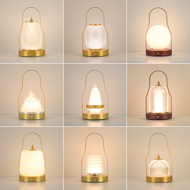 Lampe de table LED en acrylique et fer de forme ronde avec base ronde et motif de montagne pour chambre à coucher 