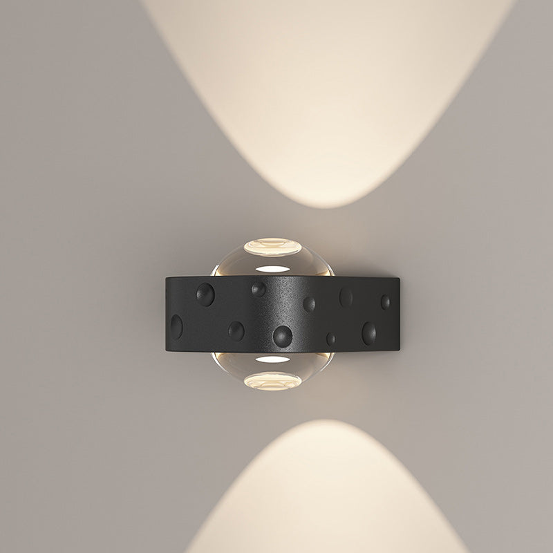 Zeitgenössische skandinavische runde ovale Kugel Eisen Aluminium Kristall LED Wandleuchte für das Schlafzimmer 