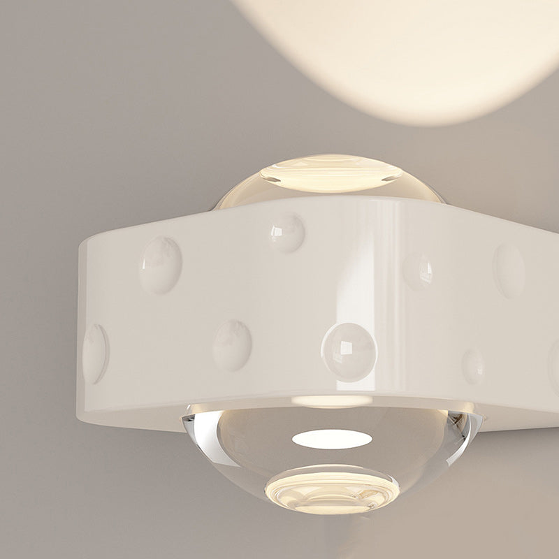 Zeitgenössische skandinavische runde ovale Kugel Eisen Aluminium Kristall LED Wandleuchte für das Schlafzimmer 