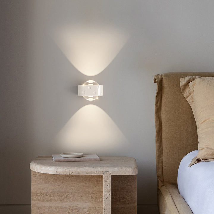 Zeitgenössische skandinavische runde ovale Kugel Eisen Aluminium Kristall LED Wandleuchte für das Schlafzimmer 