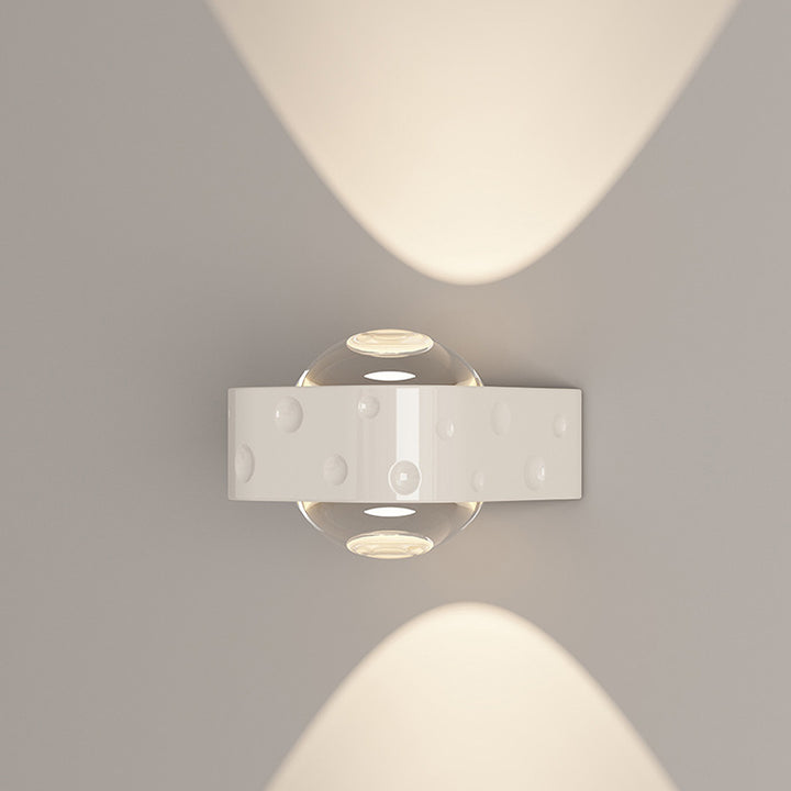 Zeitgenössische skandinavische runde ovale Kugel Eisen Aluminium Kristall LED Wandleuchte für das Schlafzimmer 