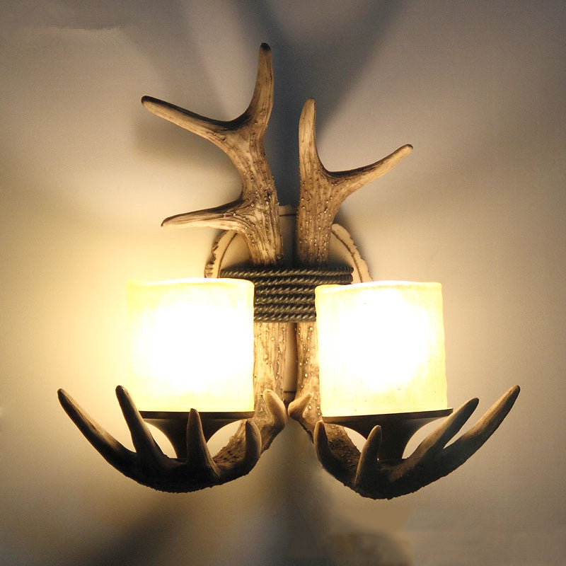 Zeitgenössische kreative Geweih-Zylinderharz-Glas-2-Licht-Wandleuchte für das Schlafzimmer 