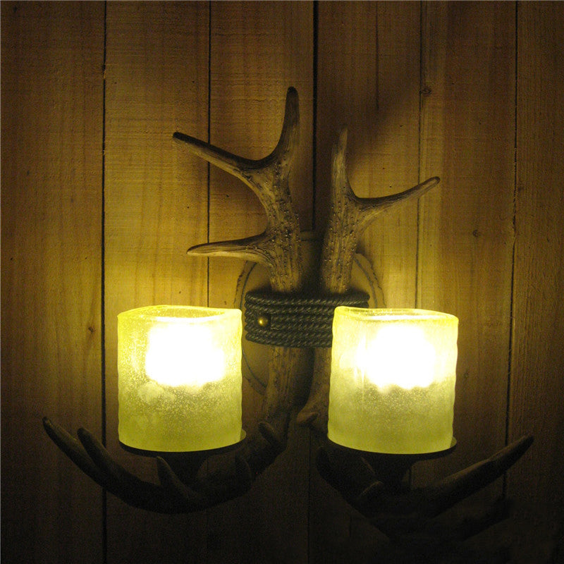 Zeitgenössische kreative Geweih-Zylinderharz-Glas-2-Licht-Wandleuchte für das Schlafzimmer 