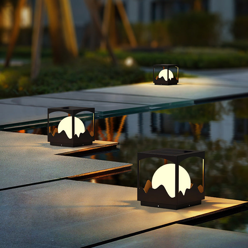 ضوء خارجي LED من الفولاذ المقاوم للصدأ PE على شكل مربع مقاوم للماء يعمل بالطاقة الشمسية بتصميم آرت ديكو الحديث للاستخدام الخارجي 