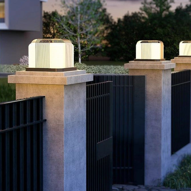ضوء خارجي LED مربع من الفولاذ المقاوم للصدأ مقاوم للماء بالطاقة الشمسية بتصميم حديث وبسيط للاستخدام الخارجي 