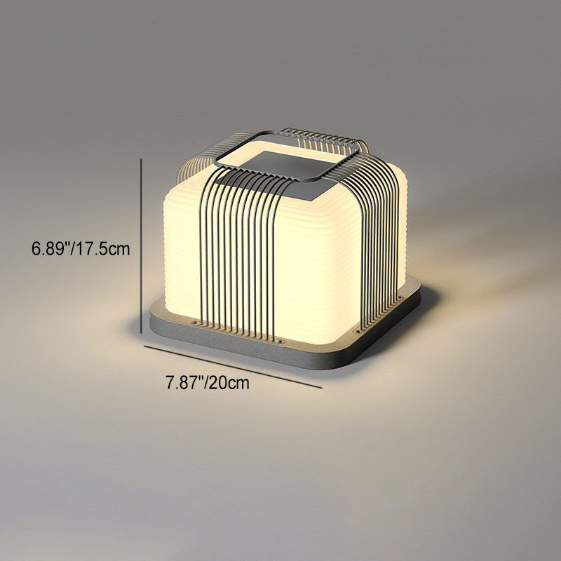 ضوء خارجي LED مربع من الفولاذ المقاوم للصدأ مقاوم للماء بالطاقة الشمسية بتصميم حديث وبسيط للاستخدام الخارجي 