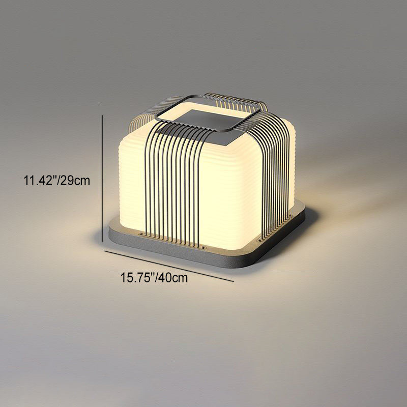 ضوء خارجي LED مربع من الفولاذ المقاوم للصدأ مقاوم للماء بالطاقة الشمسية بتصميم حديث وبسيط للاستخدام الخارجي 
