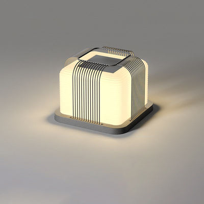 ضوء خارجي LED مربع من الفولاذ المقاوم للصدأ مقاوم للماء بالطاقة الشمسية بتصميم حديث وبسيط للاستخدام الخارجي 