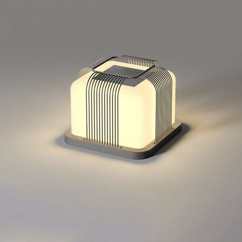 ضوء خارجي LED مربع من الفولاذ المقاوم للصدأ مقاوم للماء بالطاقة الشمسية بتصميم حديث وبسيط للاستخدام الخارجي 