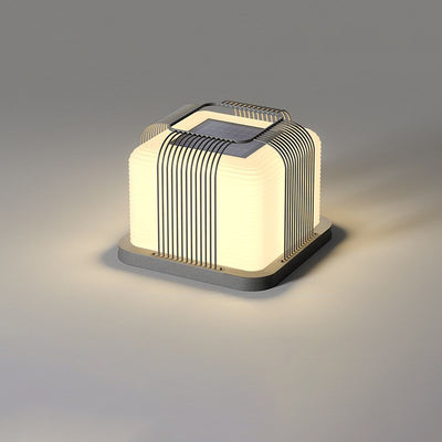 ضوء خارجي LED مربع من الفولاذ المقاوم للصدأ مقاوم للماء بالطاقة الشمسية بتصميم حديث وبسيط للاستخدام الخارجي 