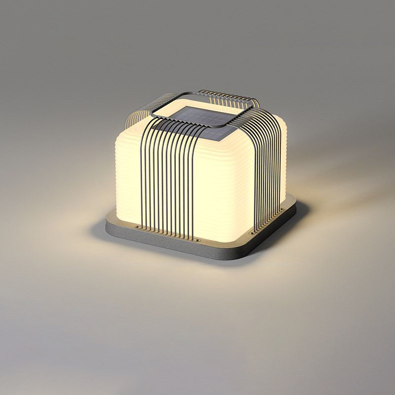 ضوء خارجي LED مربع من الفولاذ المقاوم للصدأ مقاوم للماء بالطاقة الشمسية بتصميم حديث وبسيط للاستخدام الخارجي 