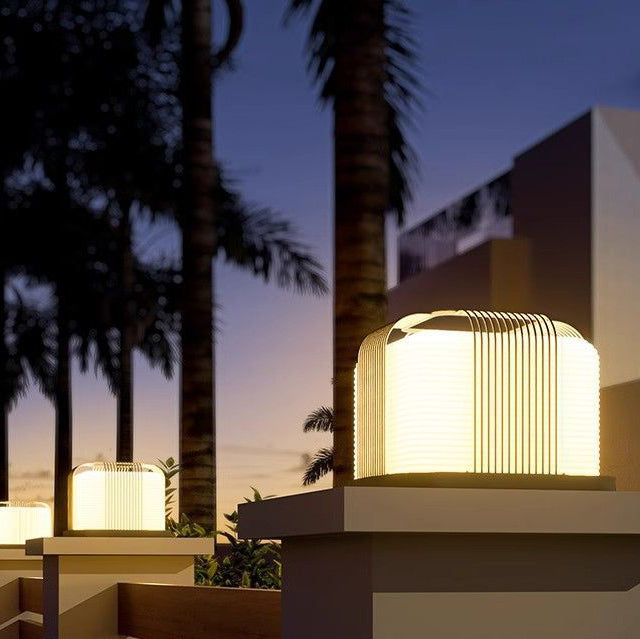 ضوء خارجي LED مربع من الفولاذ المقاوم للصدأ مقاوم للماء بالطاقة الشمسية بتصميم حديث وبسيط للاستخدام الخارجي 
