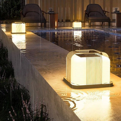 ضوء خارجي LED مربع من الفولاذ المقاوم للصدأ مقاوم للماء بالطاقة الشمسية بتصميم حديث وبسيط للاستخدام الخارجي 