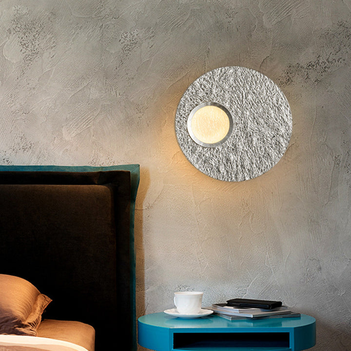 Aplique de pared LED de resina con hardware redondo escandinavo contemporáneo para dormitorio 