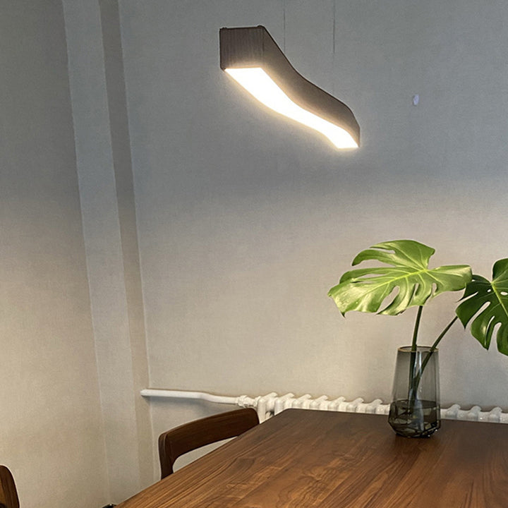 Moderne minimalistische rechteckige lineare Holzmaserung Eisen LED Kronleuchter für das Esszimmer 