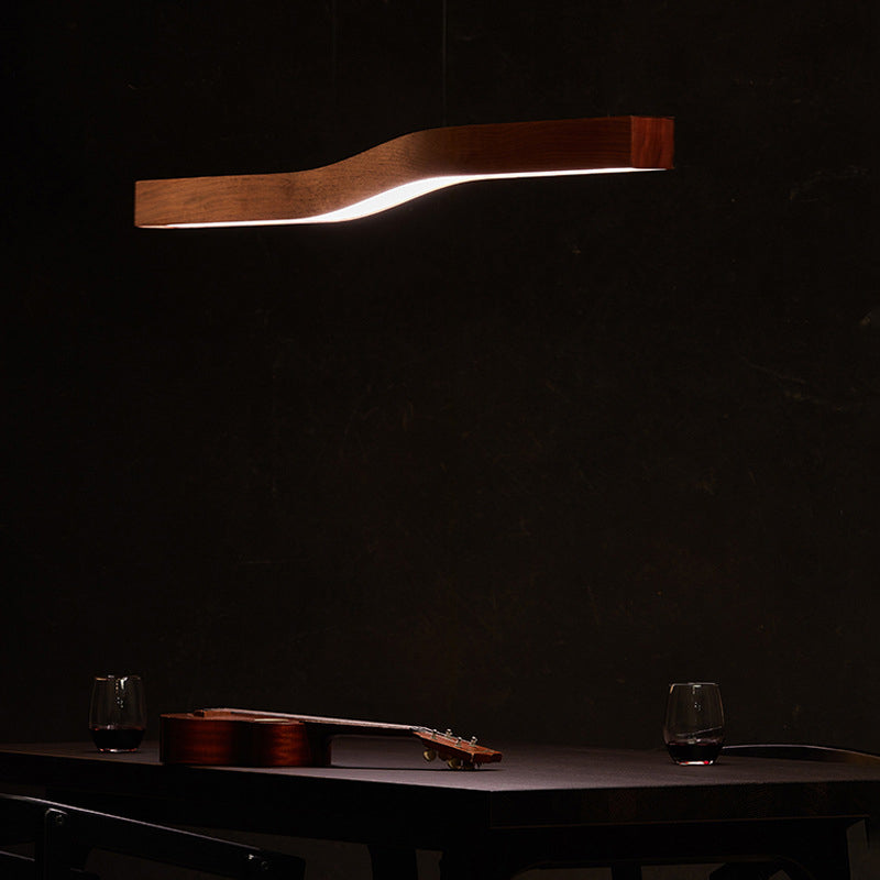 Moderne minimalistische rechteckige lineare Holzmaserung Eisen LED Kronleuchter für das Esszimmer 