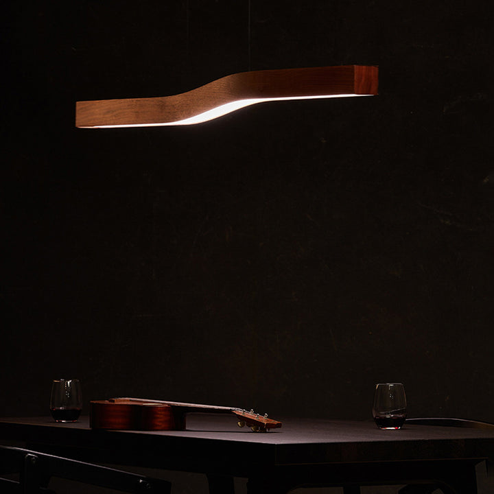 Moderne minimalistische rechteckige lineare Holzmaserung Eisen LED Kronleuchter für das Esszimmer 