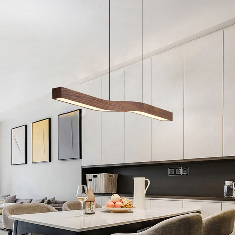 Moderne minimalistische rechteckige lineare Holzmaserung Eisen LED Kronleuchter für das Esszimmer 