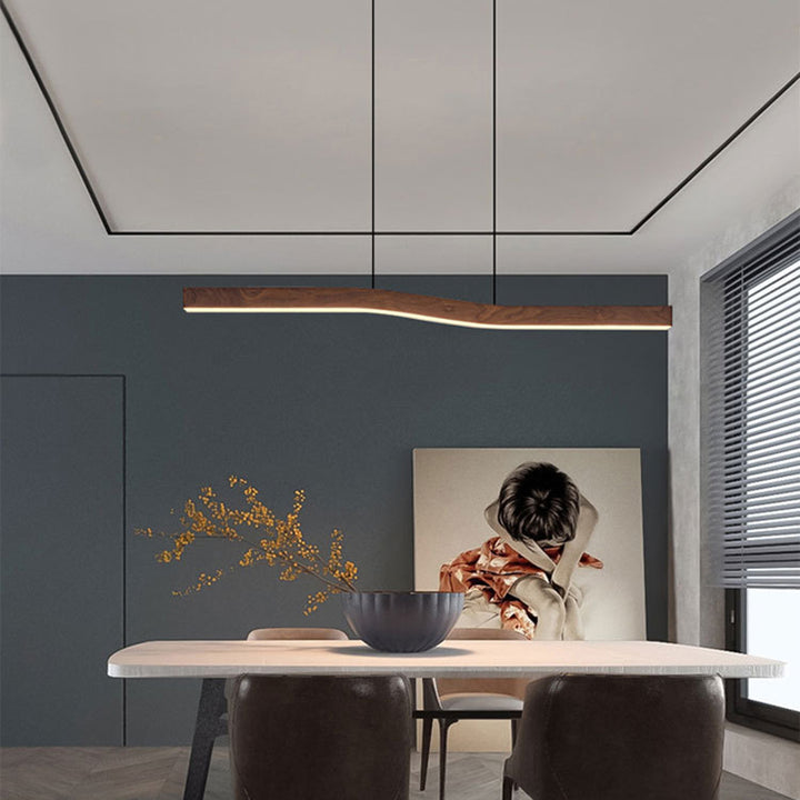 Moderne minimalistische rechteckige lineare Holzmaserung Eisen LED Kronleuchter für das Esszimmer 