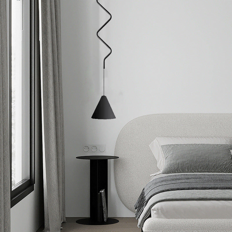 Zeitgenössische skandinavische runde Kegelwelle Eisen Aluminium 1-Licht Pendelleuchte für das Schlafzimmer 