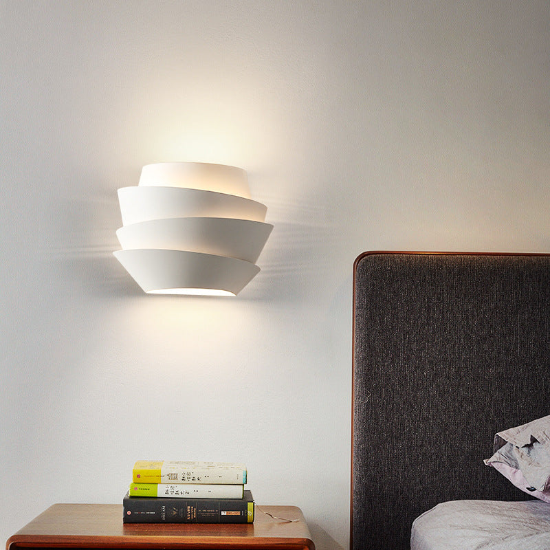 Applique murale contemporaine à 2 lumières en forme de pomme de pin créative en fer pour chambre 