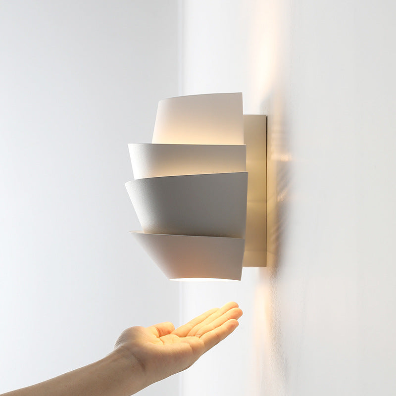 Applique murale contemporaine à 2 lumières en forme de pomme de pin créative en fer pour chambre 