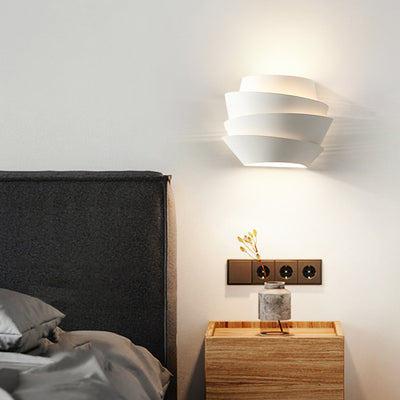 Applique murale contemporaine à 2 lumières en forme de pomme de pin créative en fer pour chambre 