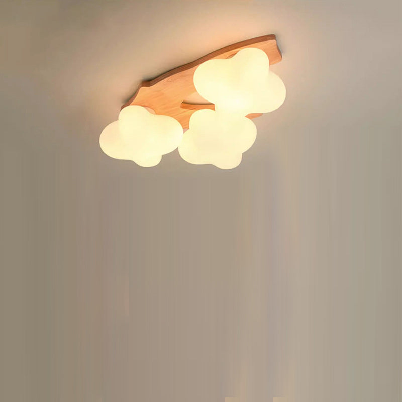 Zeitgenössische kreative Creme-Wolkenform Rhombus Rubberwood Glas 3/5 Licht halb bündige Deckenleuchte für Schlafzimmer 