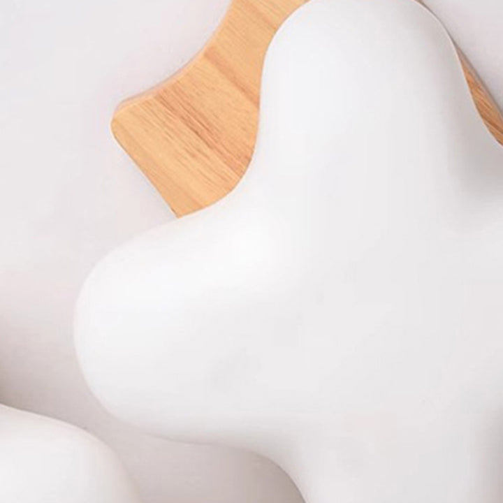 Zeitgenössische kreative Creme-Wolkenform Rhombus Rubberwood Glas 3/5 Licht halb bündige Deckenleuchte für Schlafzimmer 