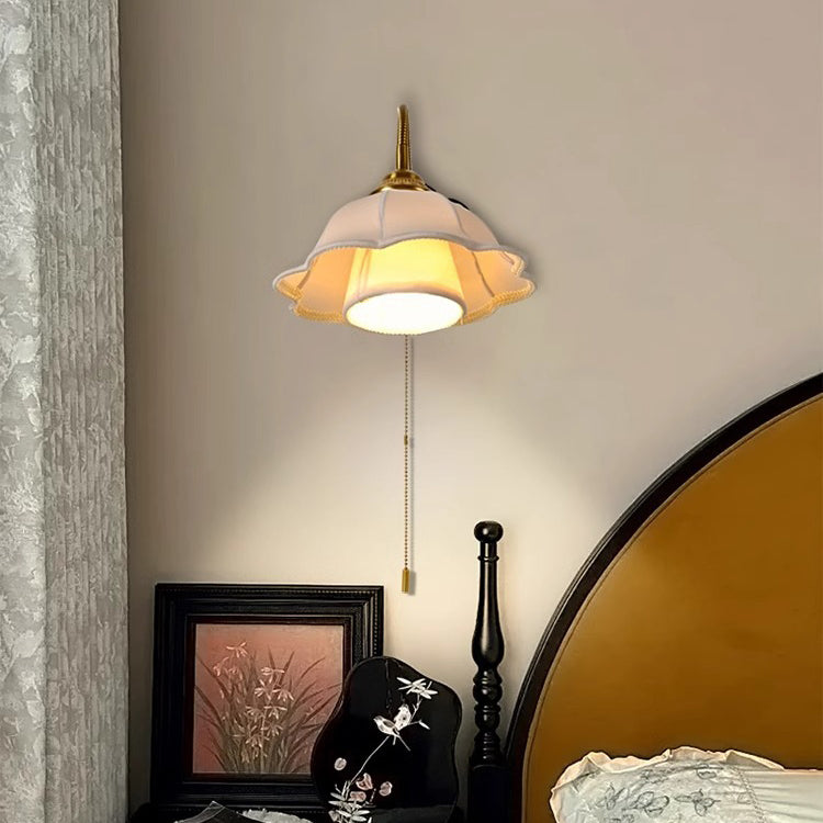 Traditionelle französische florale runde Holzlegierung Stoff 1-Licht Wandleuchte für Schlafzimmer 