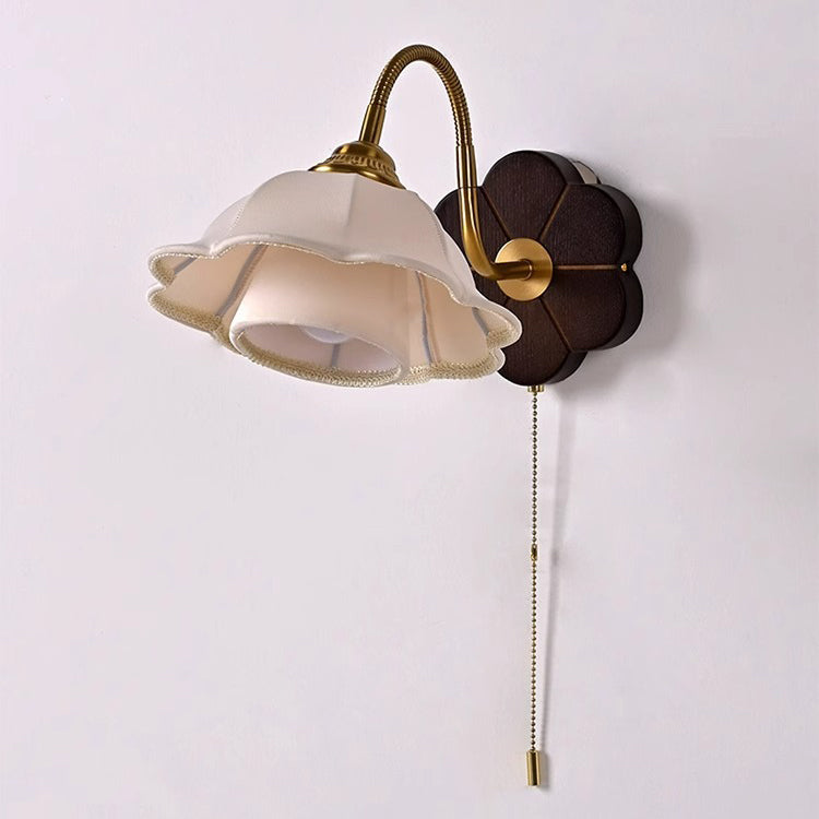 Traditionelle französische florale runde Holzlegierung Stoff 1-Licht Wandleuchte für Schlafzimmer 