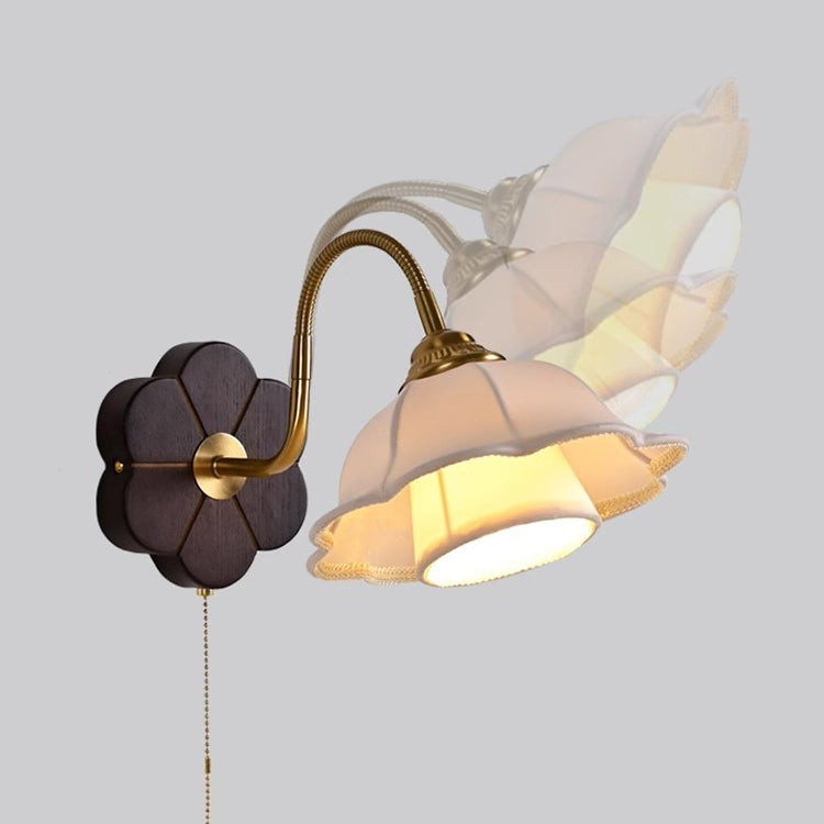 Traditionelle französische florale runde Holzlegierung Stoff 1-Licht Wandleuchte für Schlafzimmer 