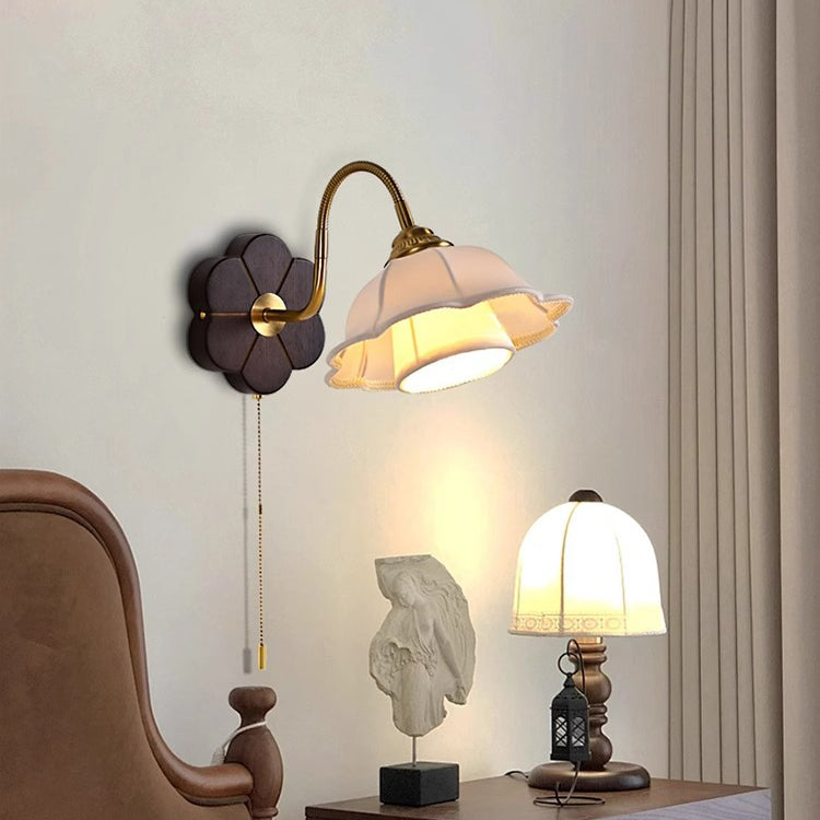 Traditionelle französische florale runde Holzlegierung Stoff 1-Licht Wandleuchte für Schlafzimmer 