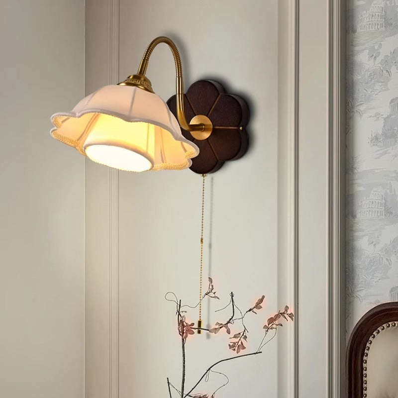 Traditionelle französische florale runde Holzlegierung Stoff 1-Licht Wandleuchte für Schlafzimmer 