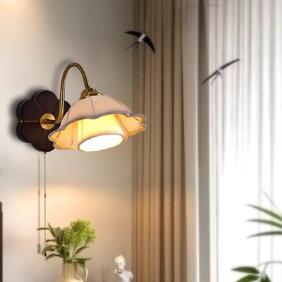 Traditionelle französische florale runde Holzlegierung Stoff 1-Licht Wandleuchte für Schlafzimmer 
