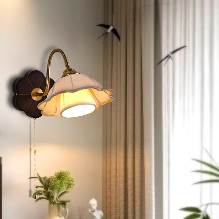 Traditionelle französische florale runde Holzlegierung Stoff 1-Licht Wandleuchte für Schlafzimmer 