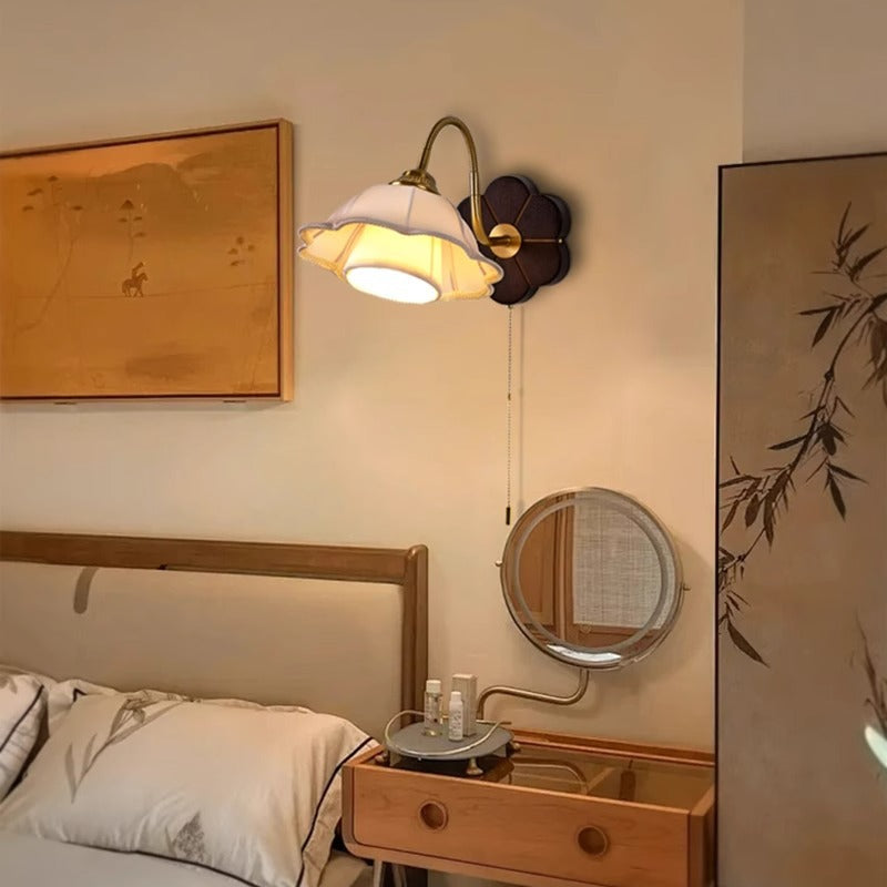 Traditionelle französische florale runde Holzlegierung Stoff 1-Licht Wandleuchte für Schlafzimmer 