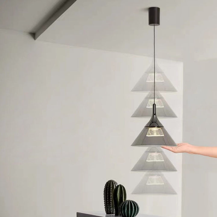 Zeitgenössische skandinavische Kegel Aluminium Acryl LED Pendelleuchte für das Schlafzimmer 