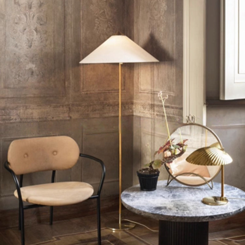 Moderner minimalistischer Regenschirmkegel Eisen Bambus Stoff 3-Licht Stehlampe für Wohnzimmer 