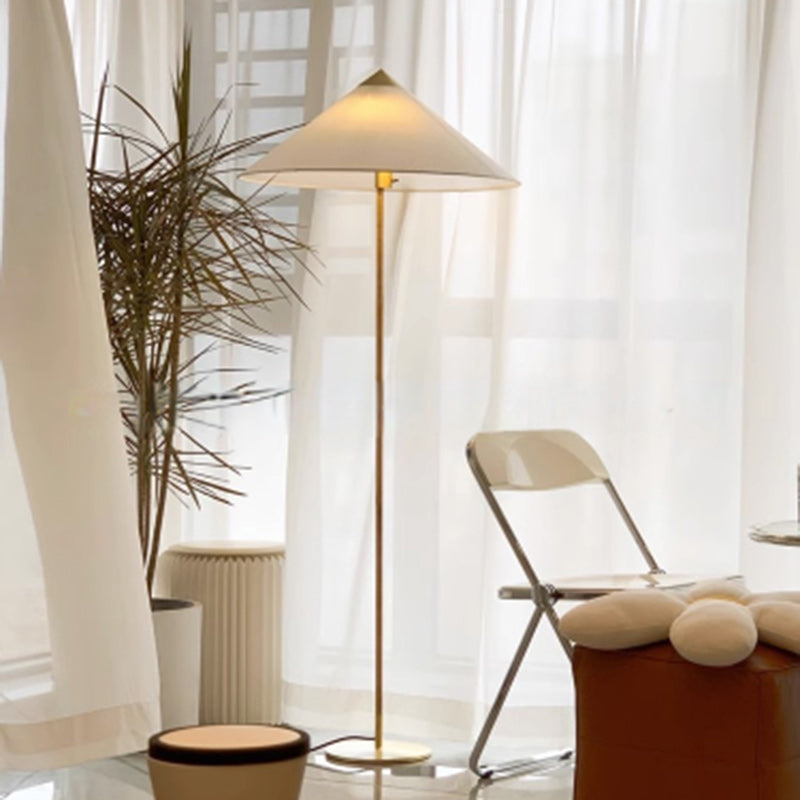 Moderner minimalistischer Regenschirmkegel Eisen Bambus Stoff 3-Licht Stehlampe für Wohnzimmer 