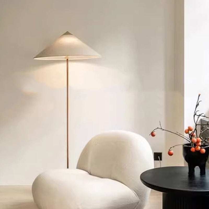 Moderner minimalistischer Regenschirmkegel Eisen Bambus Stoff 3-Licht Stehlampe für Wohnzimmer 